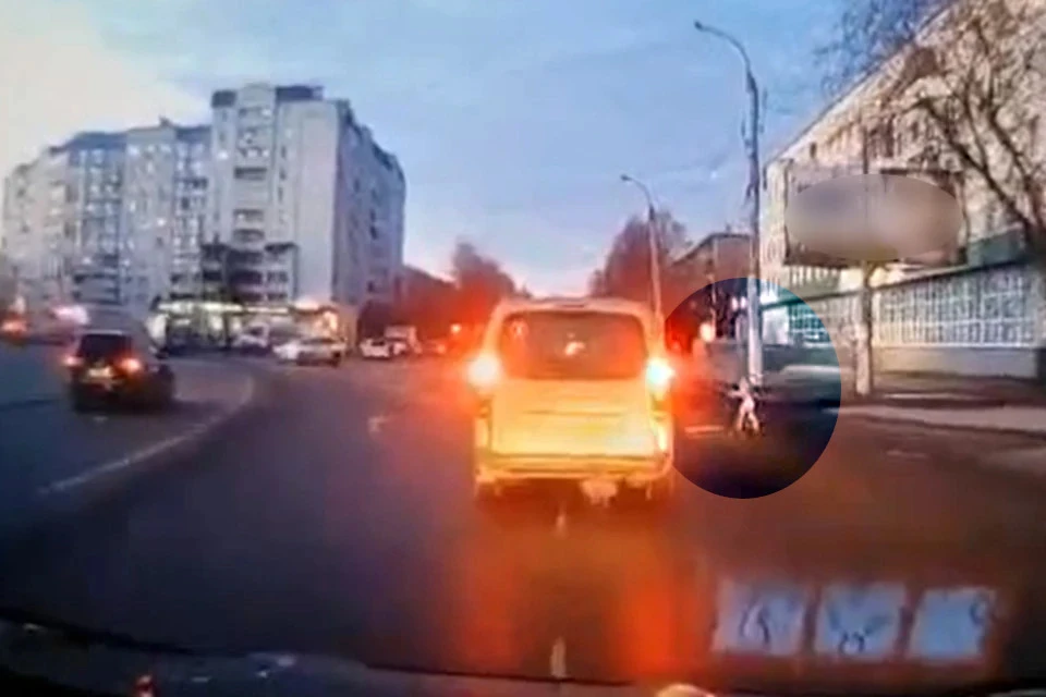 Момент, когда ребёнок выбегает на площадь. Кадр из видео: VK/Ангелина Конькова/