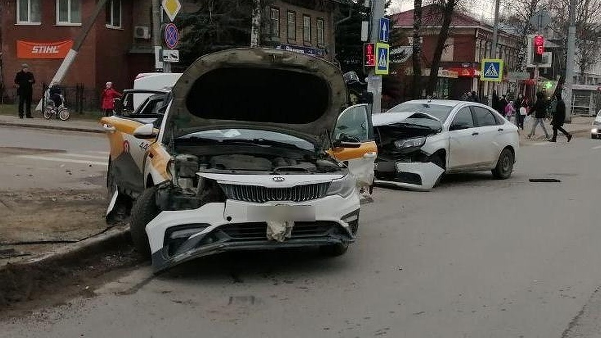 Пассажир такси получил травмы при столкновении автомобиля с другой машиной  в Костроме - KP.RU