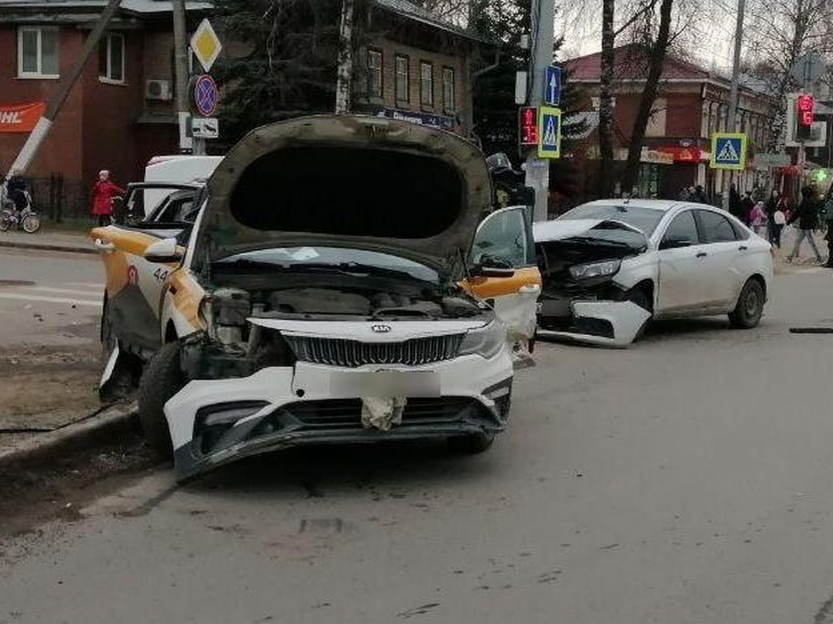 Пассажир такси получил травмы при столкновении автомобиля с другой машиной  в Костроме - KP.RU