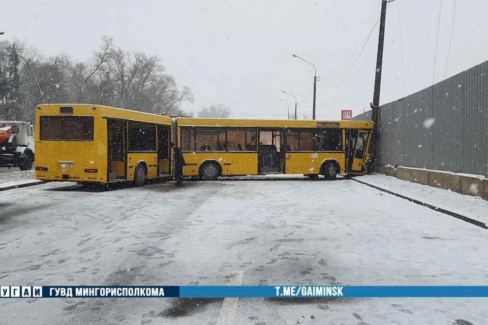 В Минске пассажирский автобус попал в аварию утром 4 апреля, в час пик. Фото: МВД