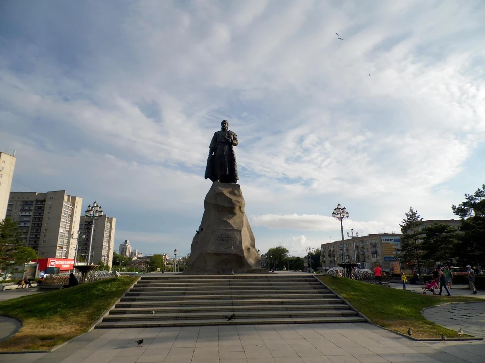 Находится город хабаровск. Памятник Хабарову в Хабаровске. Памятник Ерофею Хабарову. Памятник Хабарову в Хабаровске на вокзале. Памятник Ерофею Павловичу Хабарову в городе Хабаровске.