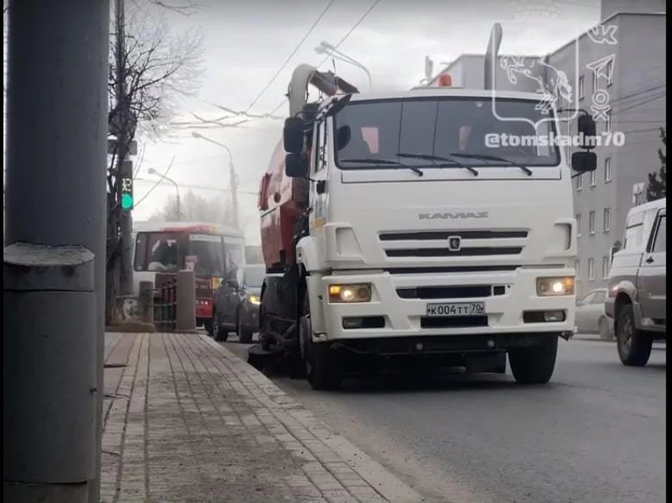 Спецтехника продолжает уборку на улицах города. Фото: скриншот из видео в официальной группе мэрии во ВКонтакте