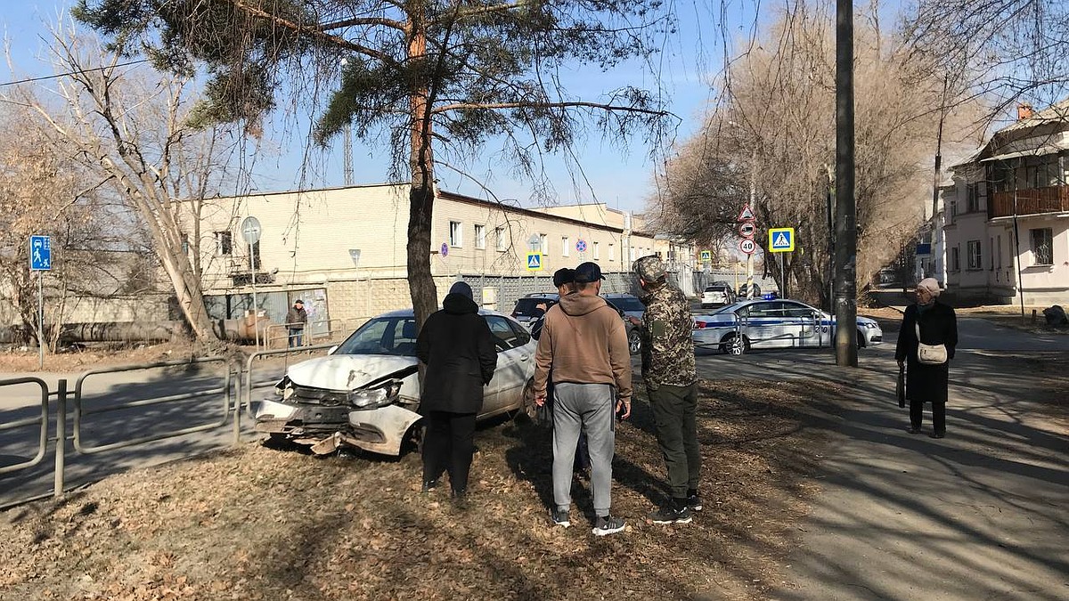 В Челябинске машина выехала на тротуар и врезалась в дерево - KP.RU