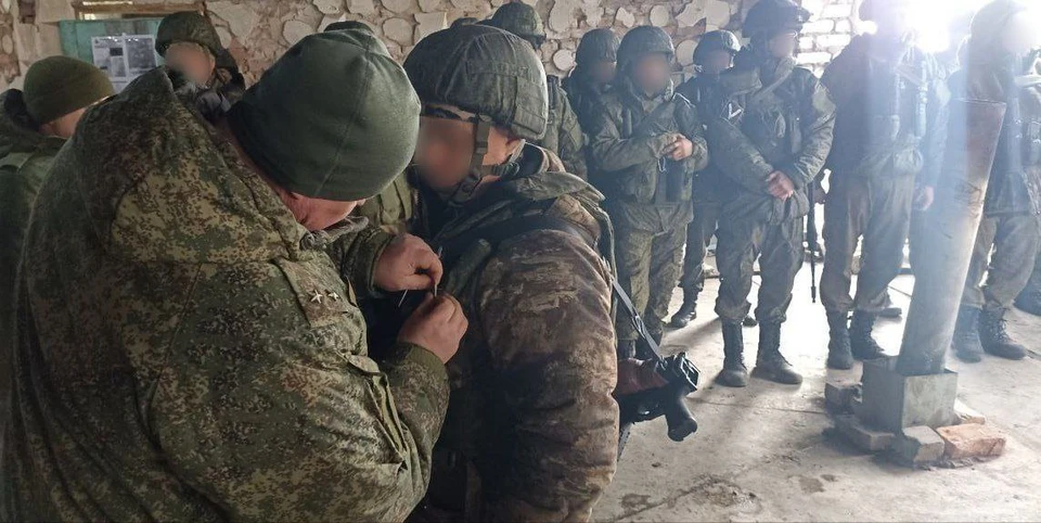 За работу в мирных или боевых точках сотрудникам предлагают заработную плату от 30 до 50 тысяч рублей ежемесячно.