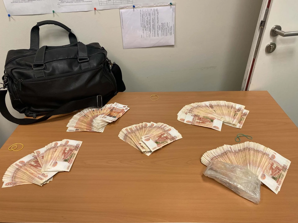 Крупную сумму денег нашли в ручной клади пассажира международного рейса / Фото: Самарская таможня