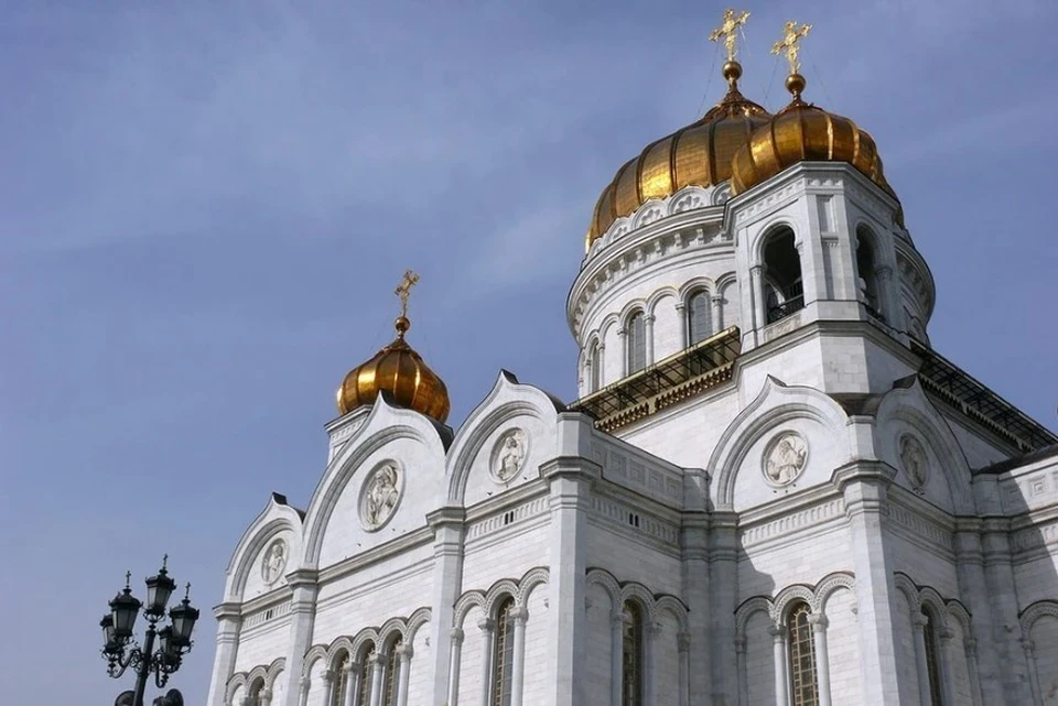 «Кара божья»: Один из захватчиков православного храма под Киевом сорвал крест с груди священника и умер