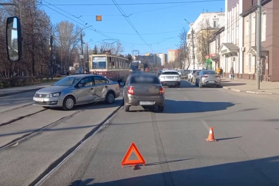 Перекрыли трамвайные пути: Легковушка врезалась в такси в Нижнем ...