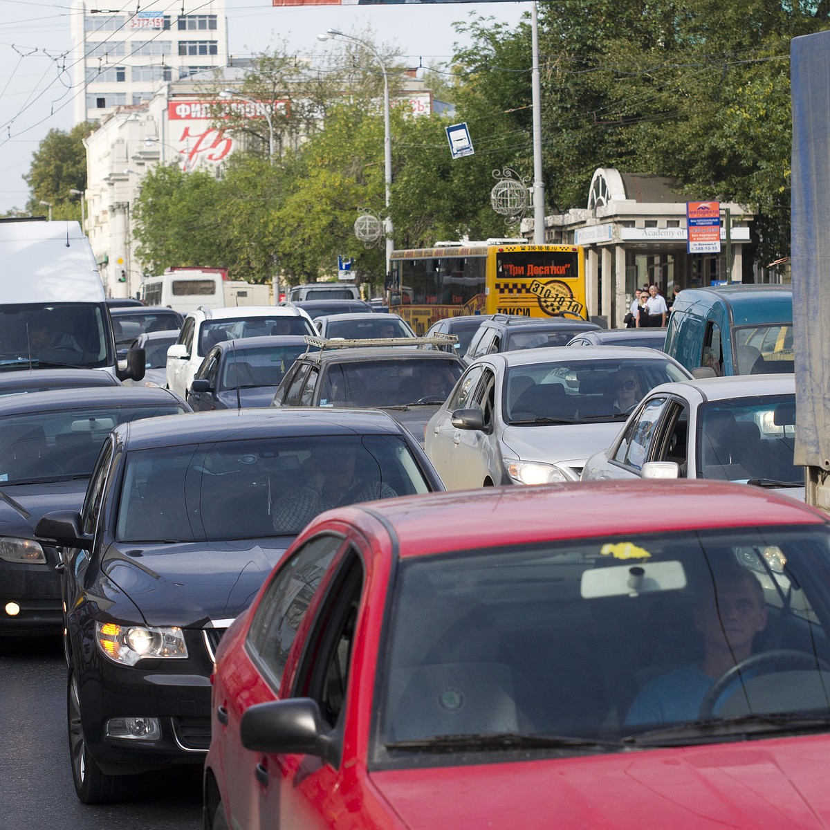 В Березовском девушка показывала автомобилистам грудь посреди проезжей  части - KP.RU