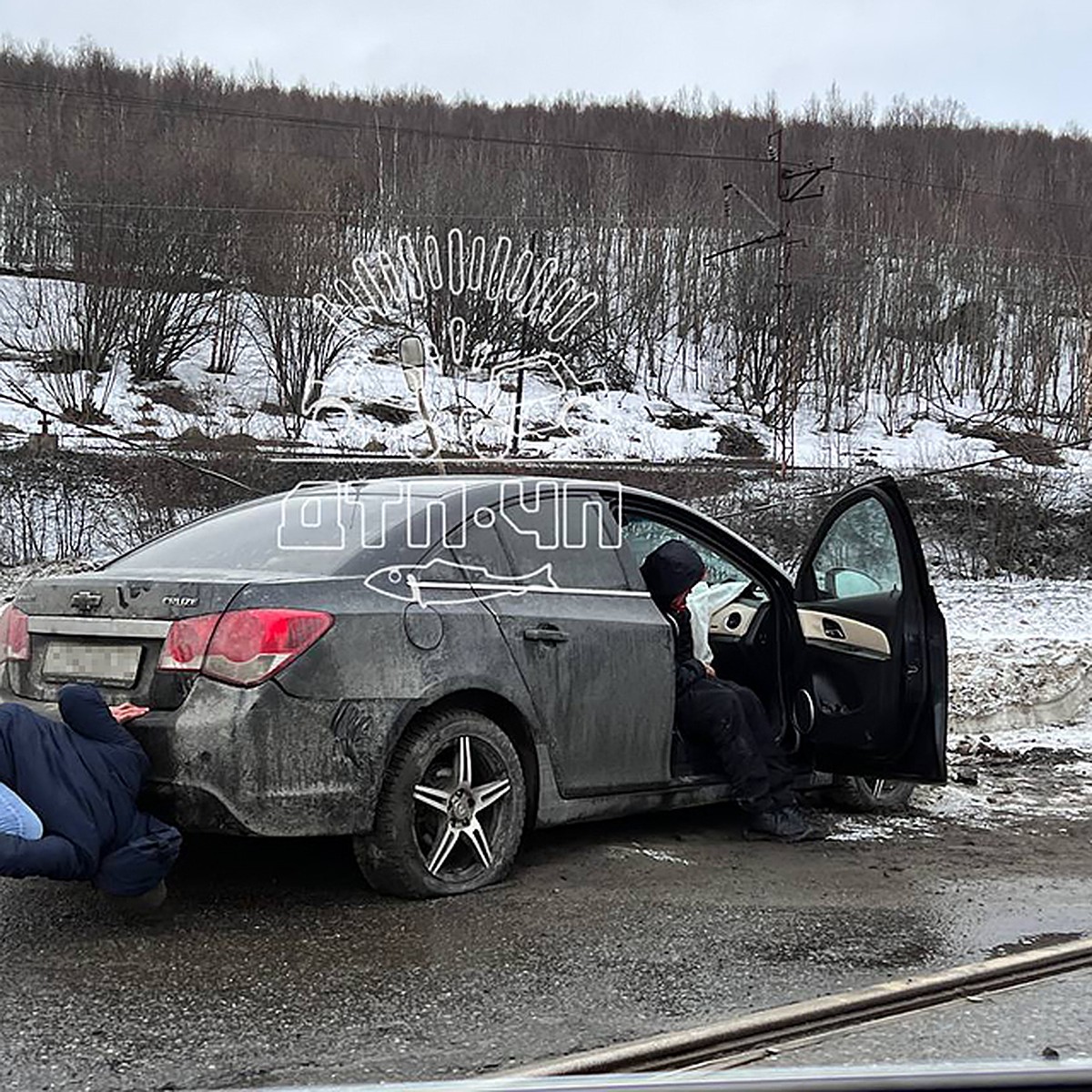 В Мурманске Chevrolet врезался в столб у железнодорожного переезда - KP.RU