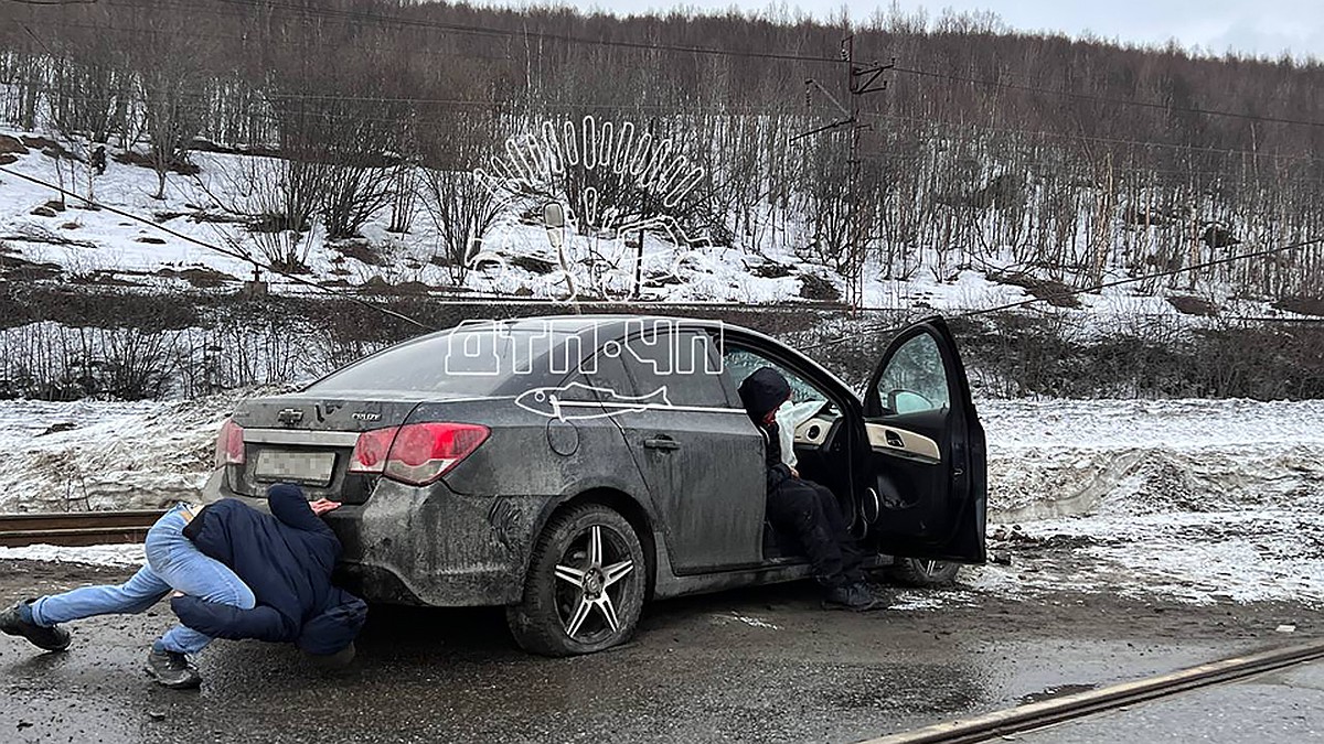 В Мурманске Chevrolet врезался в столб у железнодорожного переезда - KP.RU