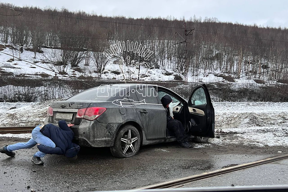 Ранним утром 9 апреля на улице Подгорной в Мурманске произошла авария с участием одной машины. Фото: t.me/murmansk_chp