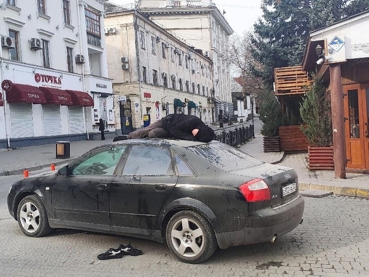 В Севастополе в центре города мужчина переночевал на крыше чужого  автомобиля - KP.RU