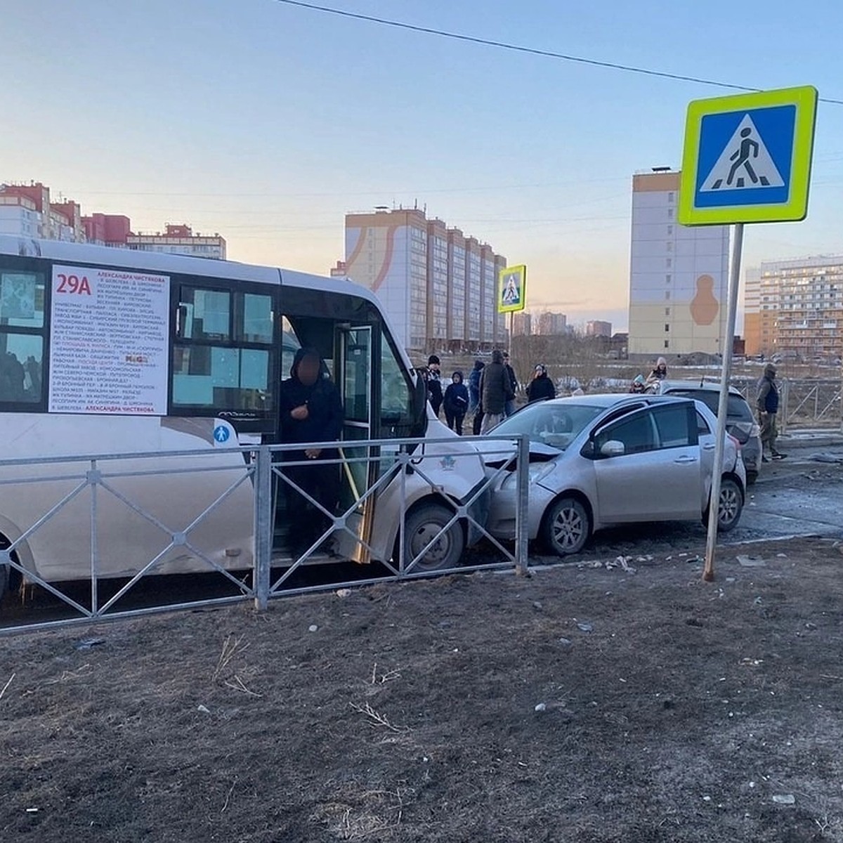 В Новосибирске массовая авария с маршруткой собралась в «Матрешкином дворе»  - KP.RU