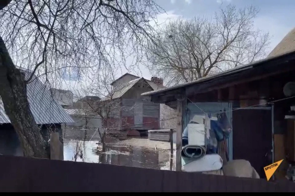 Гомельские спасатели убирали соседский дом с огорода пенсионерки, который занесло разлившейся рекой. Фото: скриншот с видео Sputnik.by