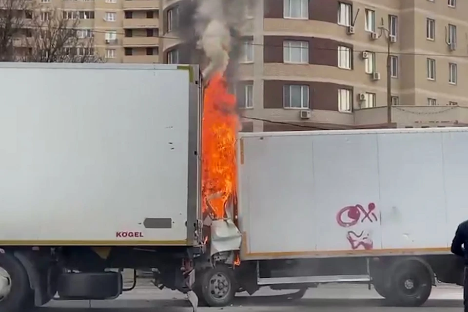 В Подмосковье грузовик столкнулся с фурой и загорелся