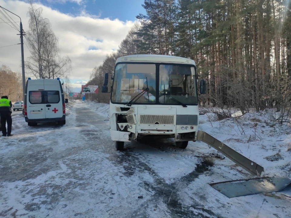 В Томске автобус врезался в остановку