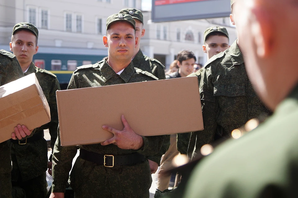 Призывники перед отправкой к месту несения службы на вокзале Екатеринбурга.