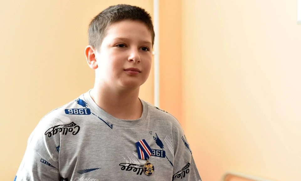 Мальчик Федор получил еще одну медаль. Фото: пресс-служба правительства Брянской области