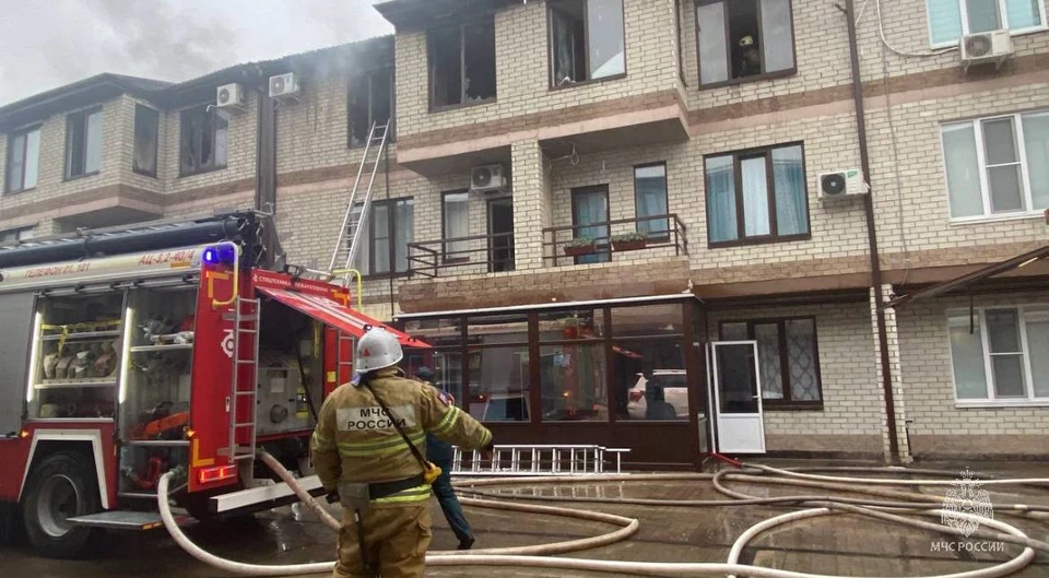 Возгорание произошло в трехэтажном доме Фото: пресс-служба ГУ МЧС РФ по Краснодарскому краю
