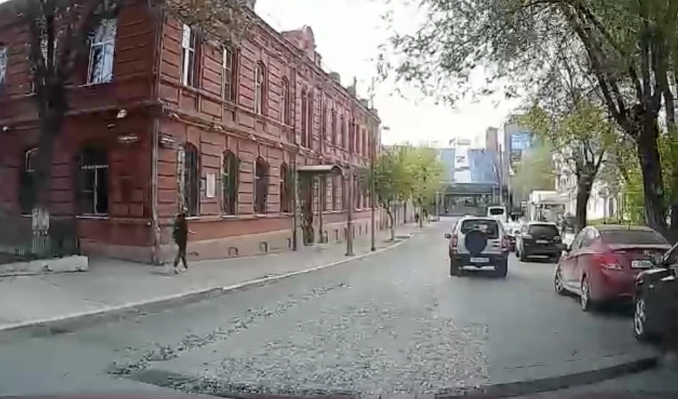 Астраханцы удивляются ямам в самом центре города