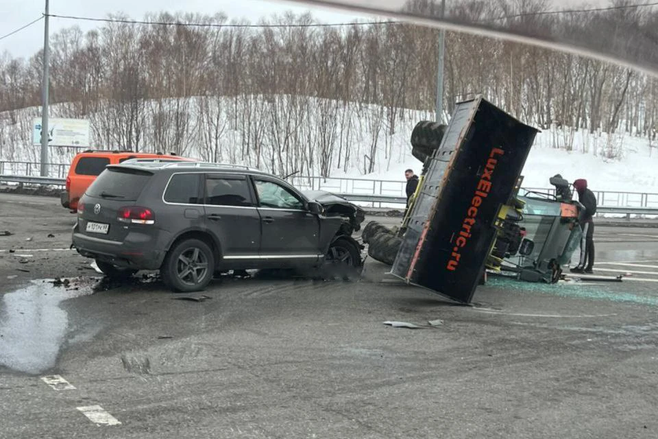 Кадры аварии появились в социальных сетях. Фото: telegram-канал @roads_41.