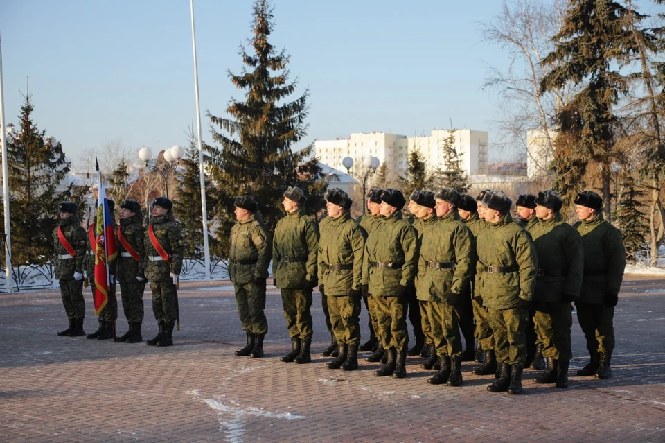Ребенок побежала к нему на встречу и крепко обняла.