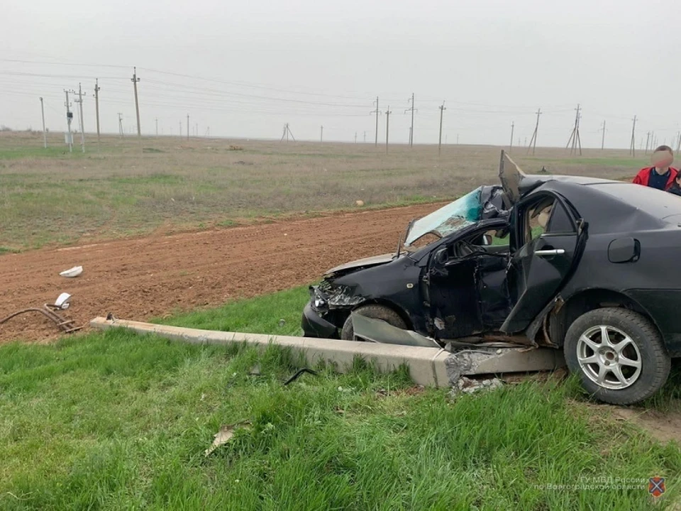 В Волгоградской области на трассе иномарка при обгоне влетела в столб