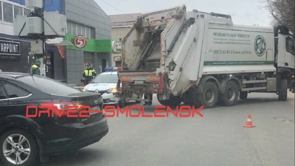 В Смоленске мусоровоз врезался в служебную машину ДПС на улице Крупской. Фото: «Drive2 Смоленск» в соцсети.