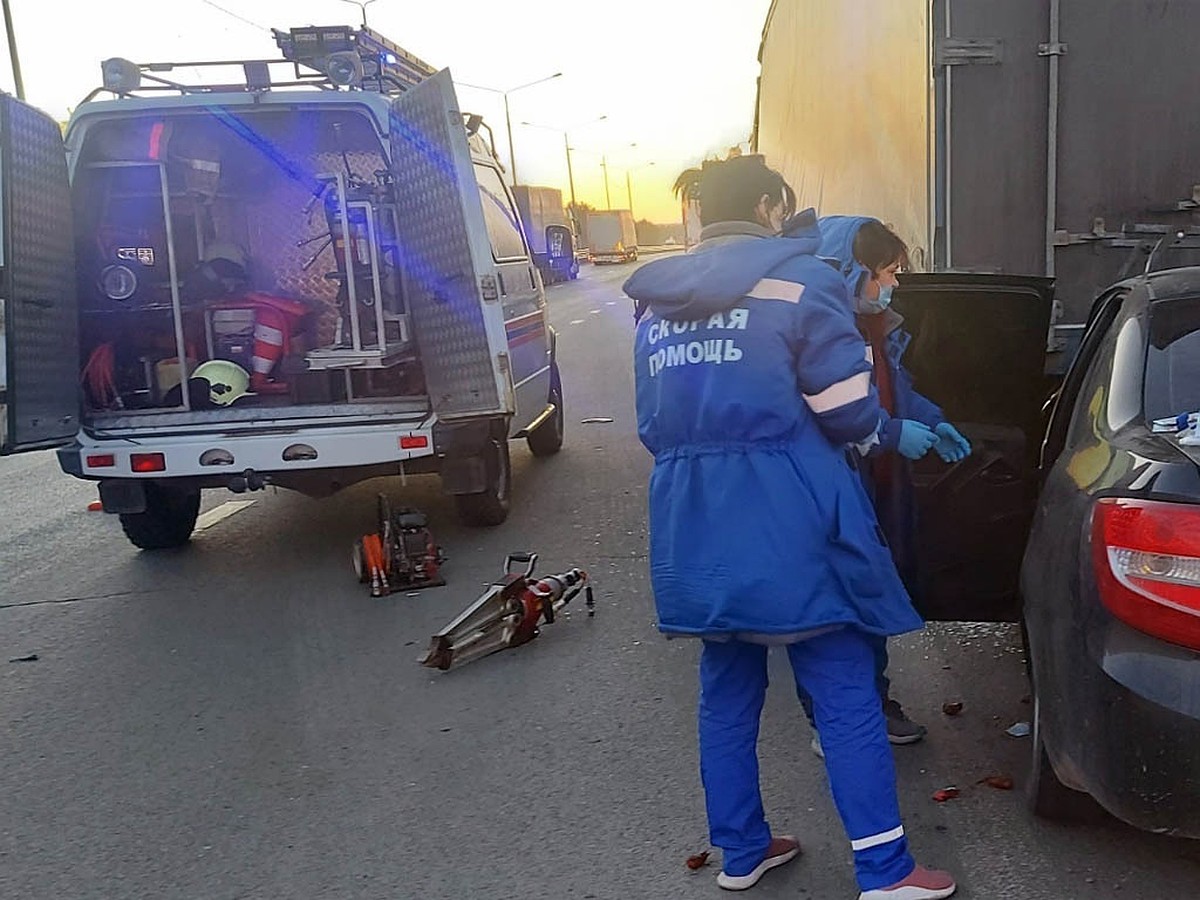 Под Тольятти водитель «Гранты» погиб под полуприцепом стоящей на обочине  фуры 16 апреля 2023 года - KP.RU