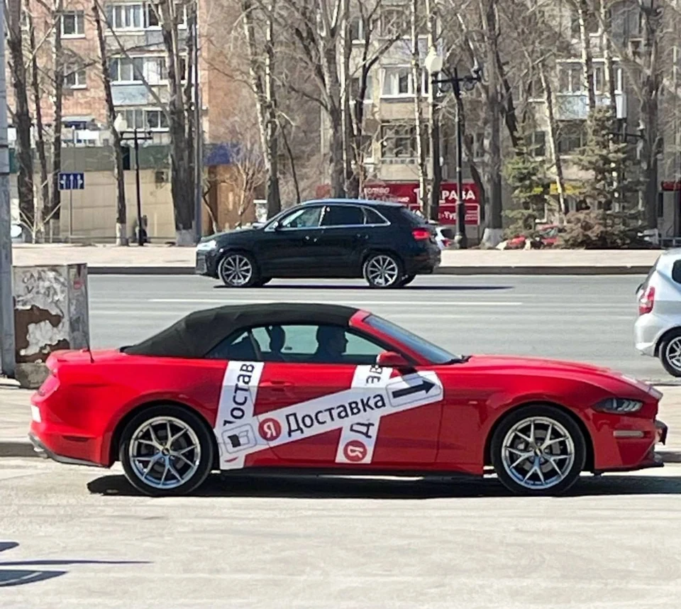 В Самаре заметили курьера доставки на автомобиле Ford Mustang за 5  миллионов рублей - KP.RU