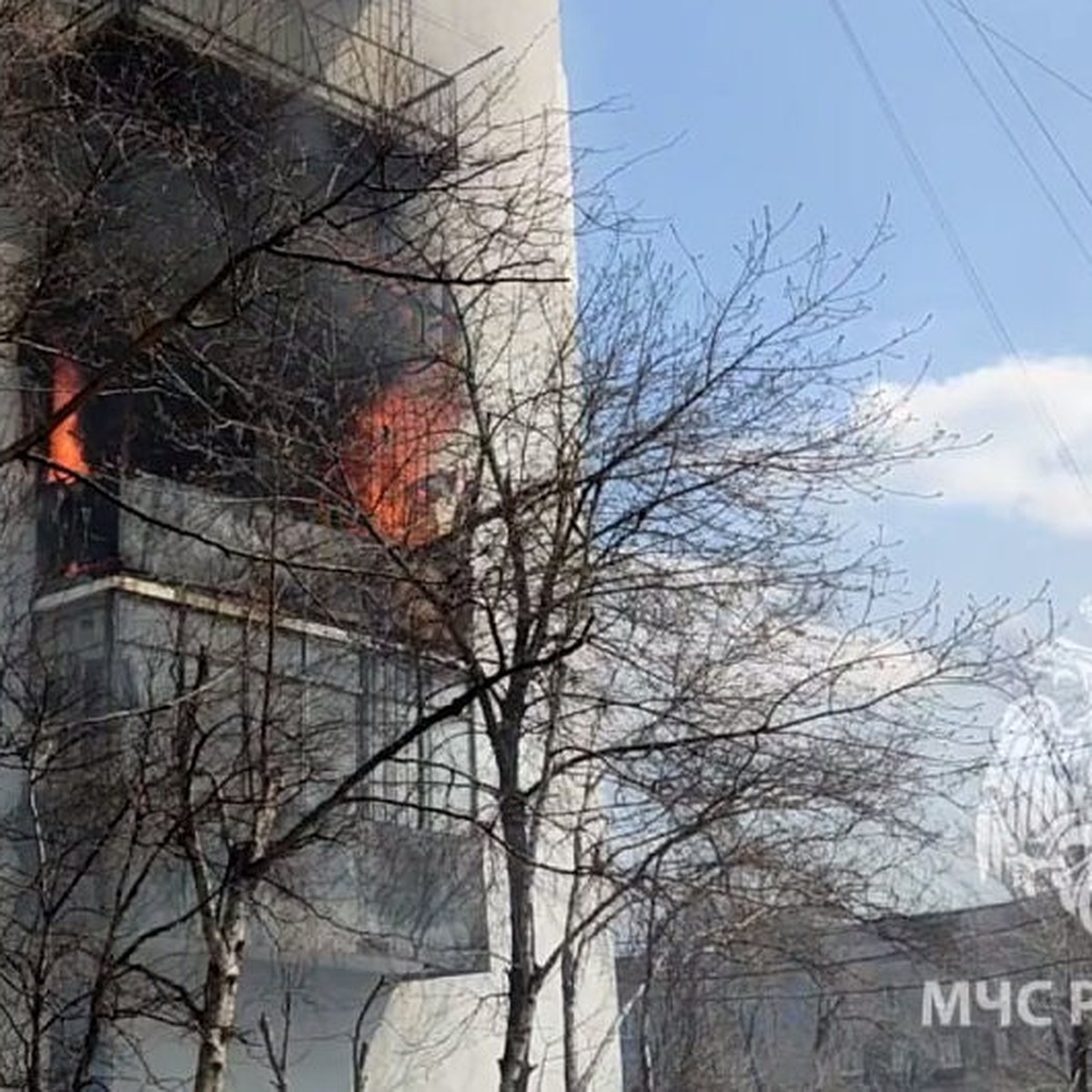 Во Владивостоке пожарные вытащили женщину из горящего здания - KP.RU