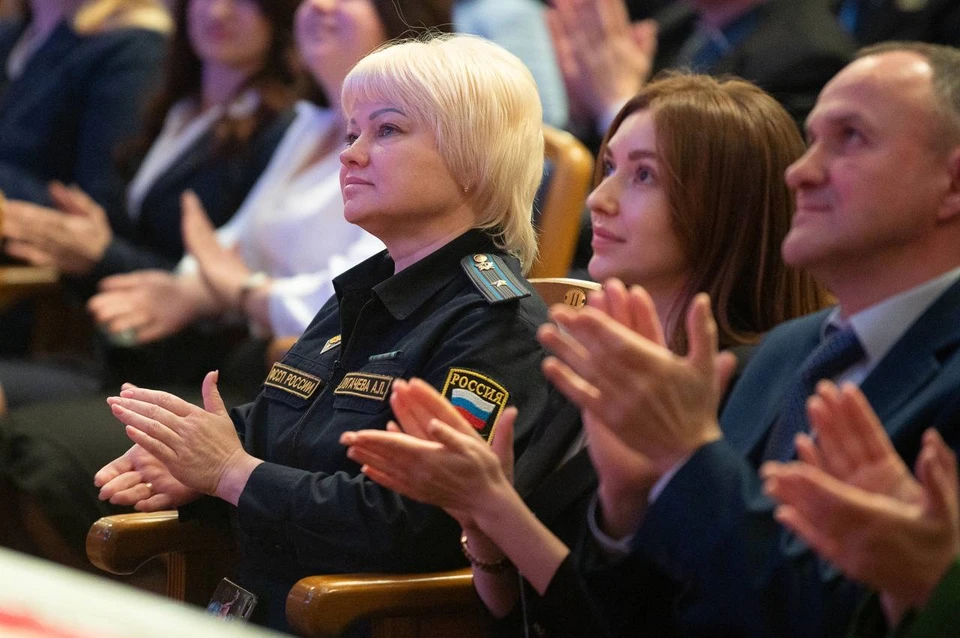 В завершение мероприятия Михаил Развожаев вручил почетные грамоты правительства и благодарности. Фото: ТК Развожаев
