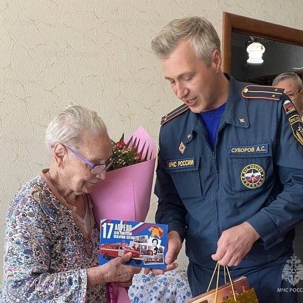 Сотрудники ульяновского МЧС срочно выехали к ветерану пожарной охраны с  поздравлением - KP.RU