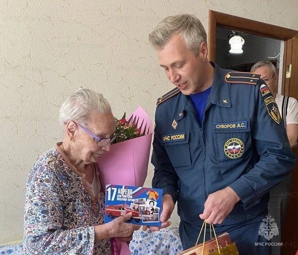 Сотрудники ульяновского МЧС срочно выехали к ветерану пожарной охраны с  поздравлением - KP.RU