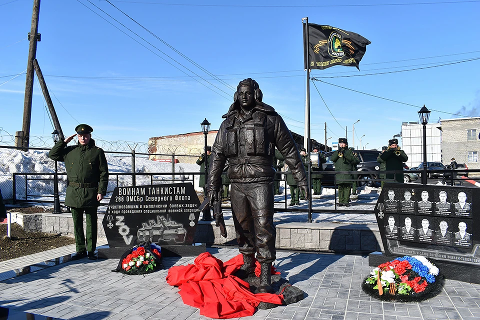Мемориал воинам-танкистам 200 ОМСБр Северного флота открыли в поселке Нижнее Луостари. Фото: Администрация Печенгского округа