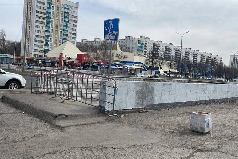 Возле входа в подземку установили ограждения. Фото: пресс-служба мэрии Набережных Челнов