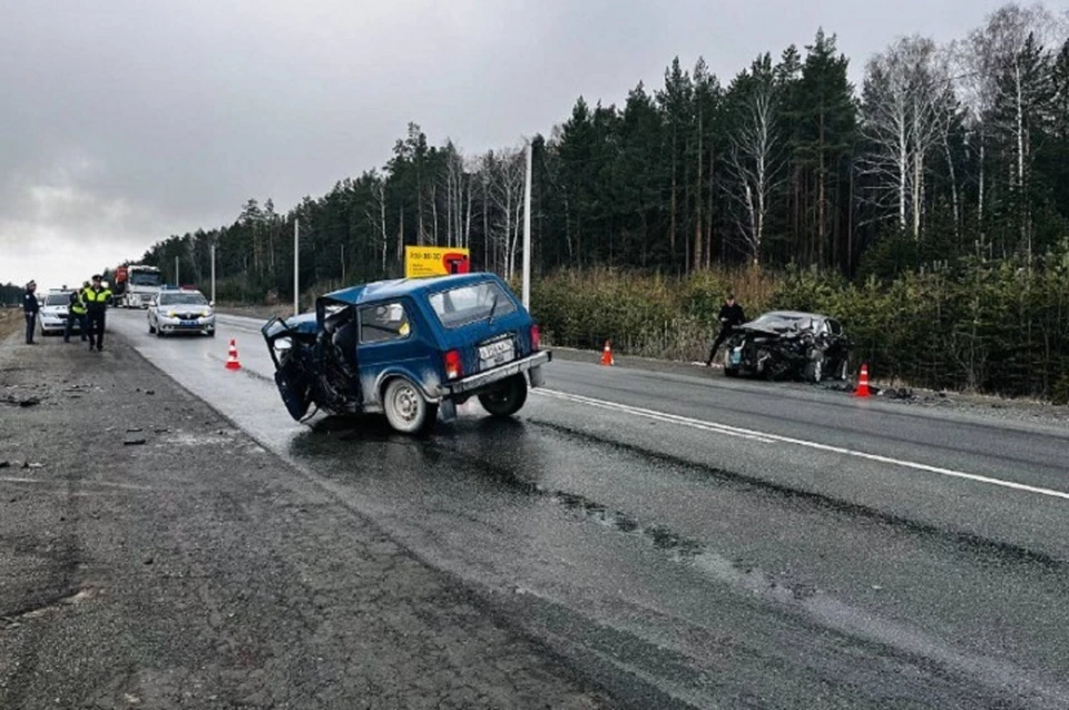 Водитель за рулем «Нивы» выехала на встречную полосу, где врезалась в Kia Ceed. Фото: отделение пропаганды ГИБДД по Екатеринбургу