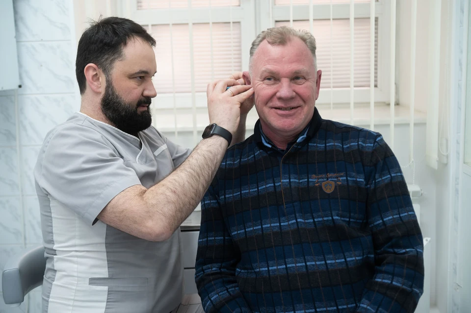 Дмитрий обнаружил проблемы со слухом, когда ему исполнилось 50 лет.