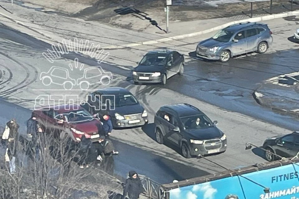 15 апреля в центре Мурманска произошло ДТП, во время которого пострадали сразу несколько юных пешеходов. Фото: t.me/murmansk_chp