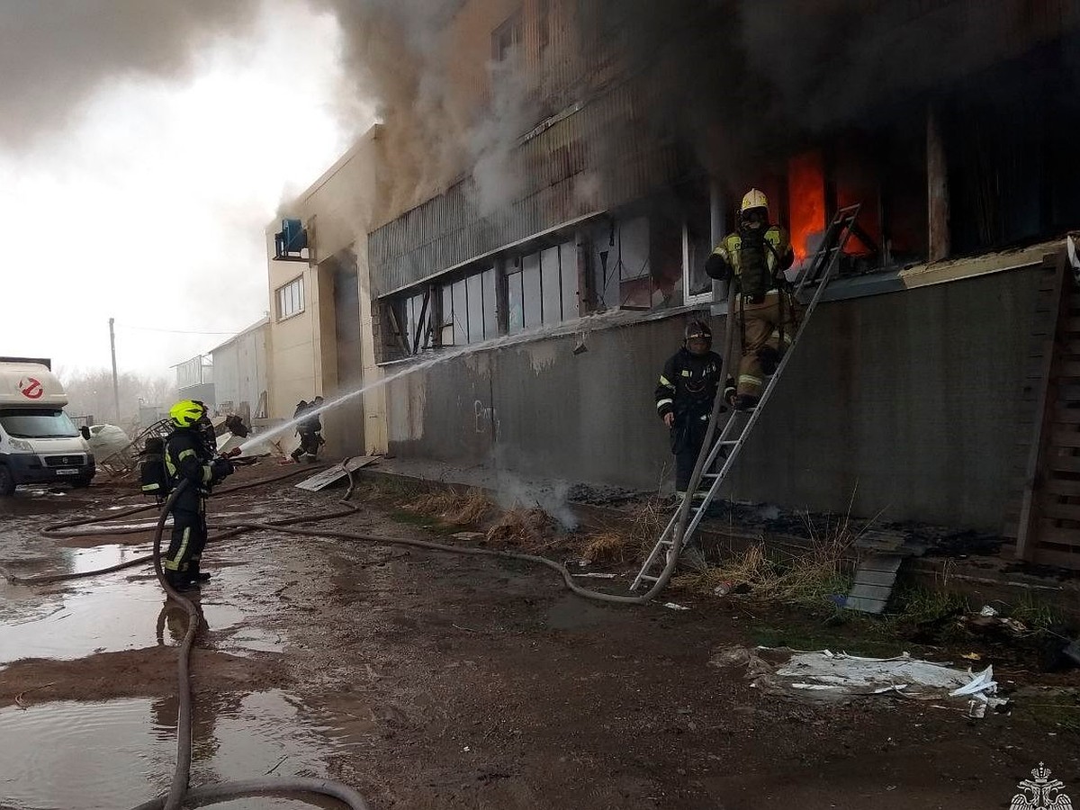 В Оренбурге 19 апреля произошел пожар в производственном здании на улице  Заводской - KP.RU