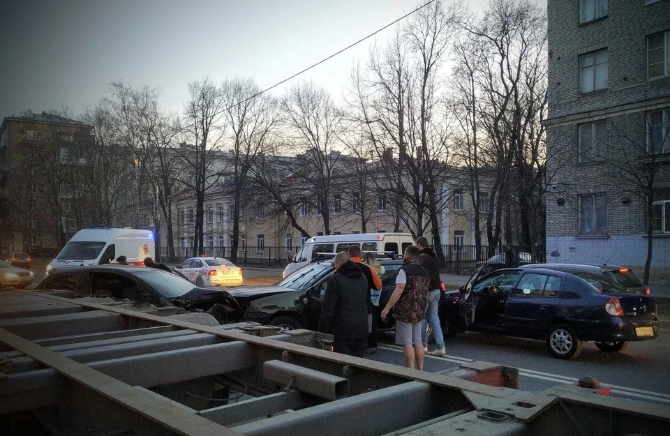 Жесткое ДТП с учатием четырех авто произошло в Петербурге. Фото: vk.com/spb_today