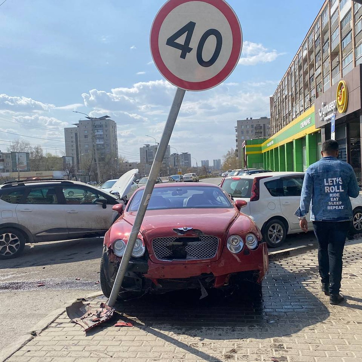 В центре Ульяновска на Минаева «Бентли» попал в аварию - KP.RU