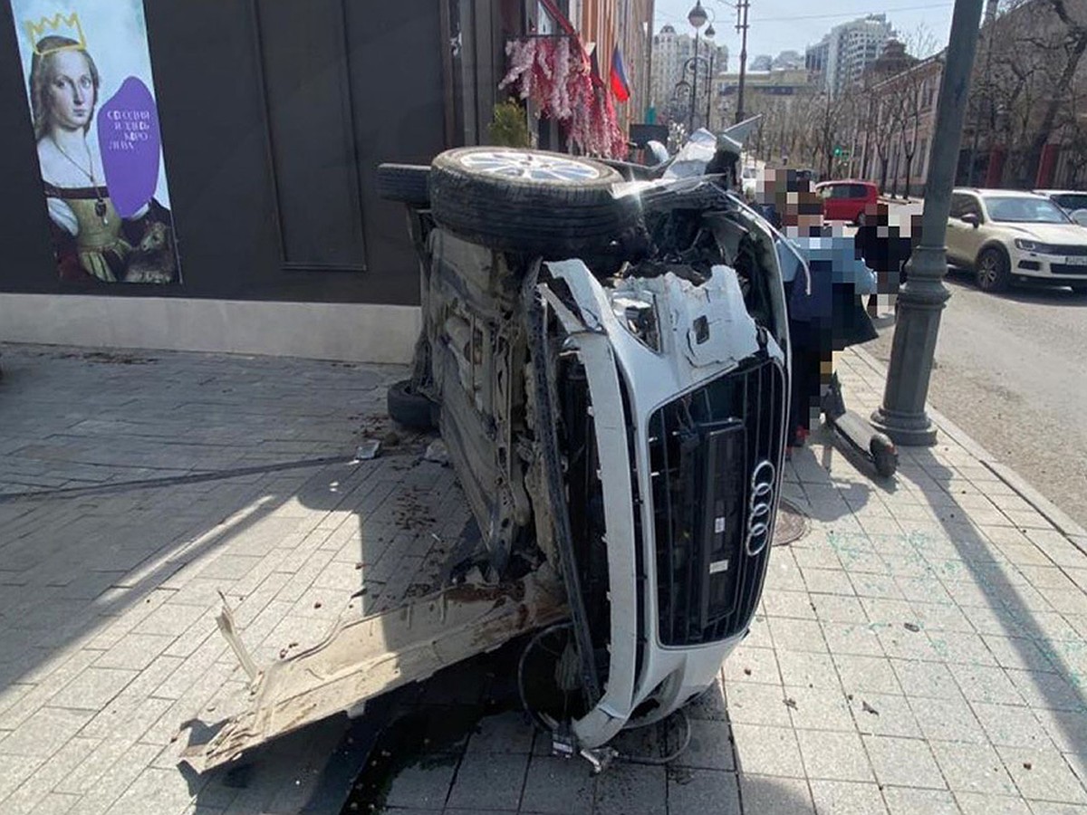 В центре Владивостока автомобиль протаранил здание ресторана и перевернулся  - KP.RU