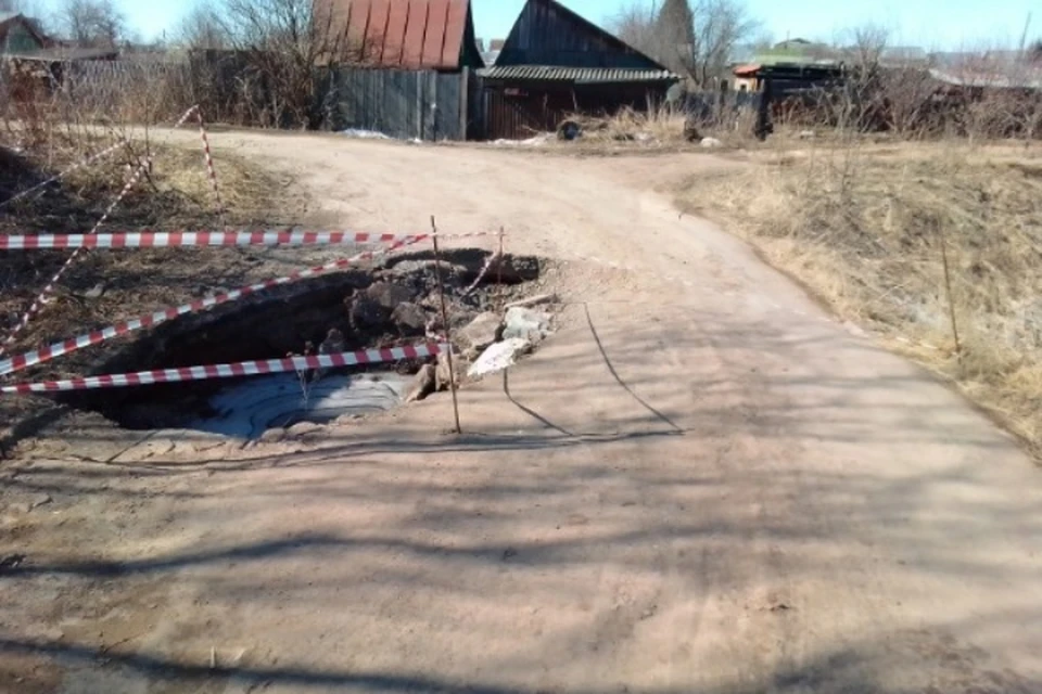 Погода в лянгасово на 3 дня. Яма на дороге. Омск дорога. Провал на дороге.