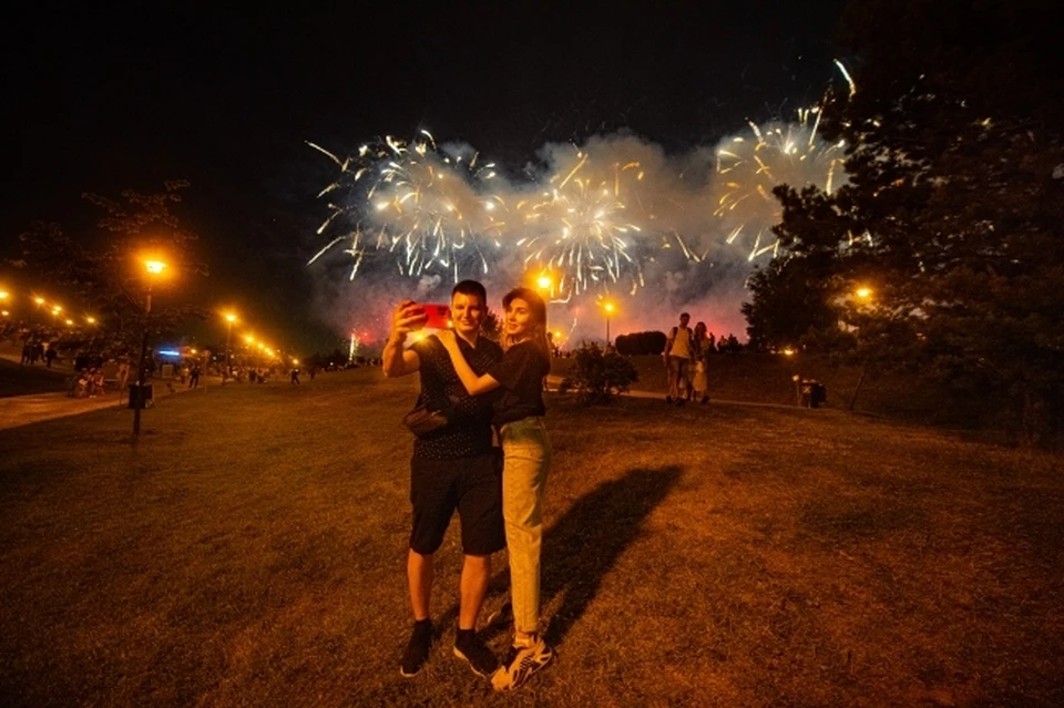Начало салюта в 22:00.