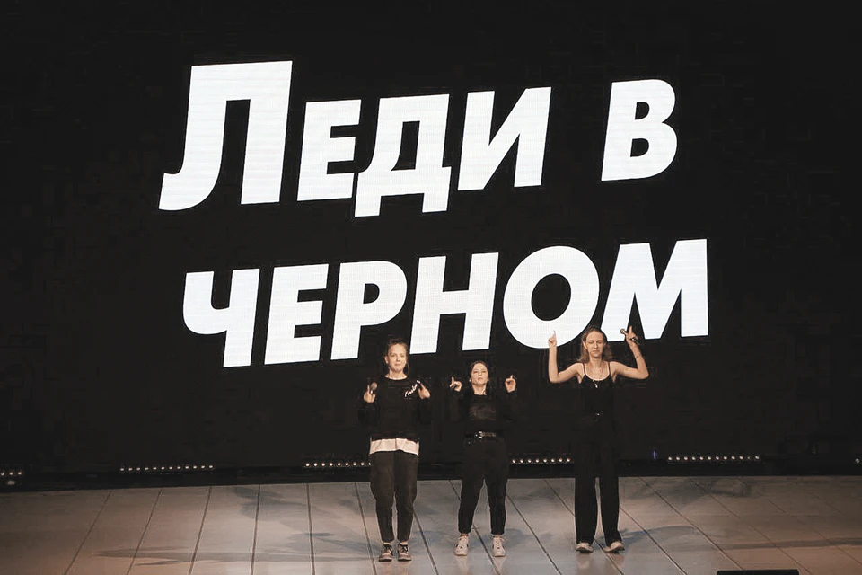 Ребята со сцены остро шутили о событиях в мире и в политике. Командам удалось выступить так, что смех в зале не смолкал.