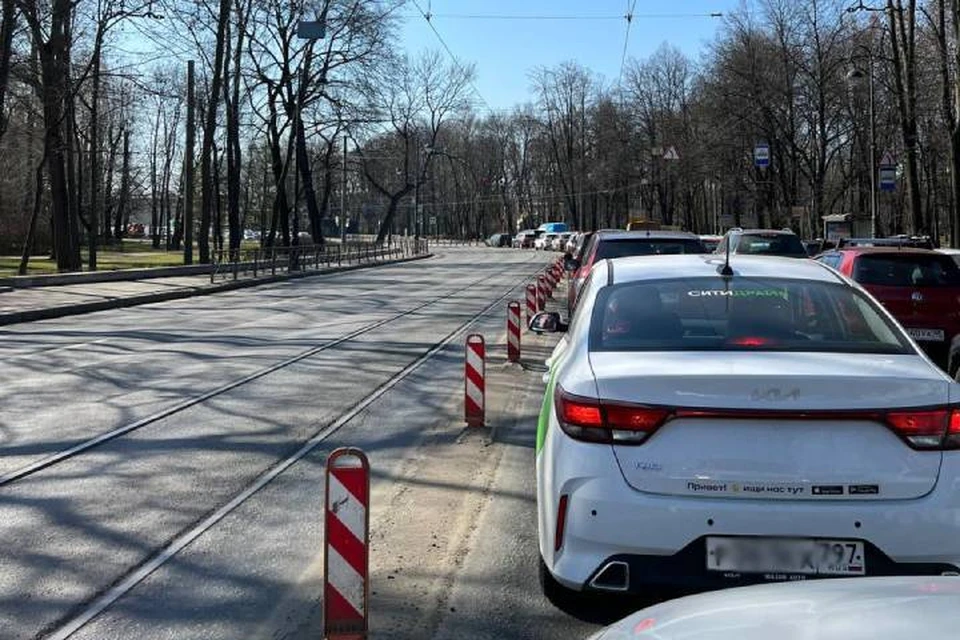 Движение на Каменноостровском проспекте Петербурга встало из-за сломанного светофора утром 24 апреля