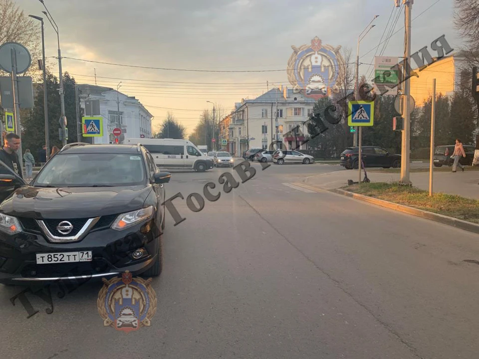 В городе Новомосковск Тульской области автомобиль Nissan сбил десятилетнего мальчика на самокате - KP.RU