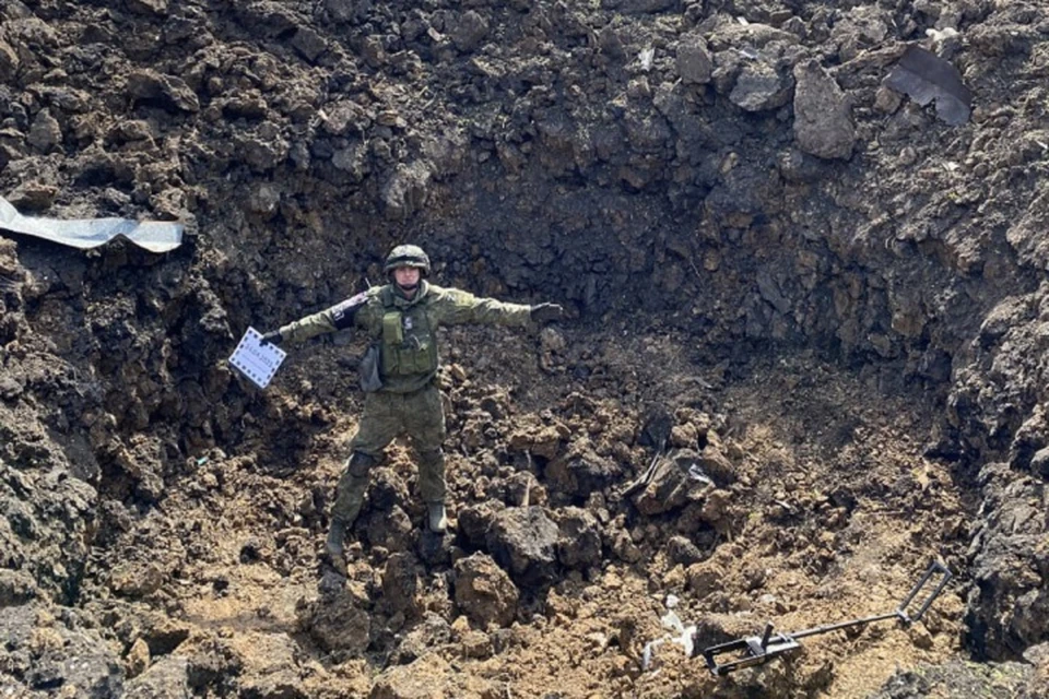 Мощный боеприпас проделал воронку в пять метров глубиной. Фото: СЦКК ДНР