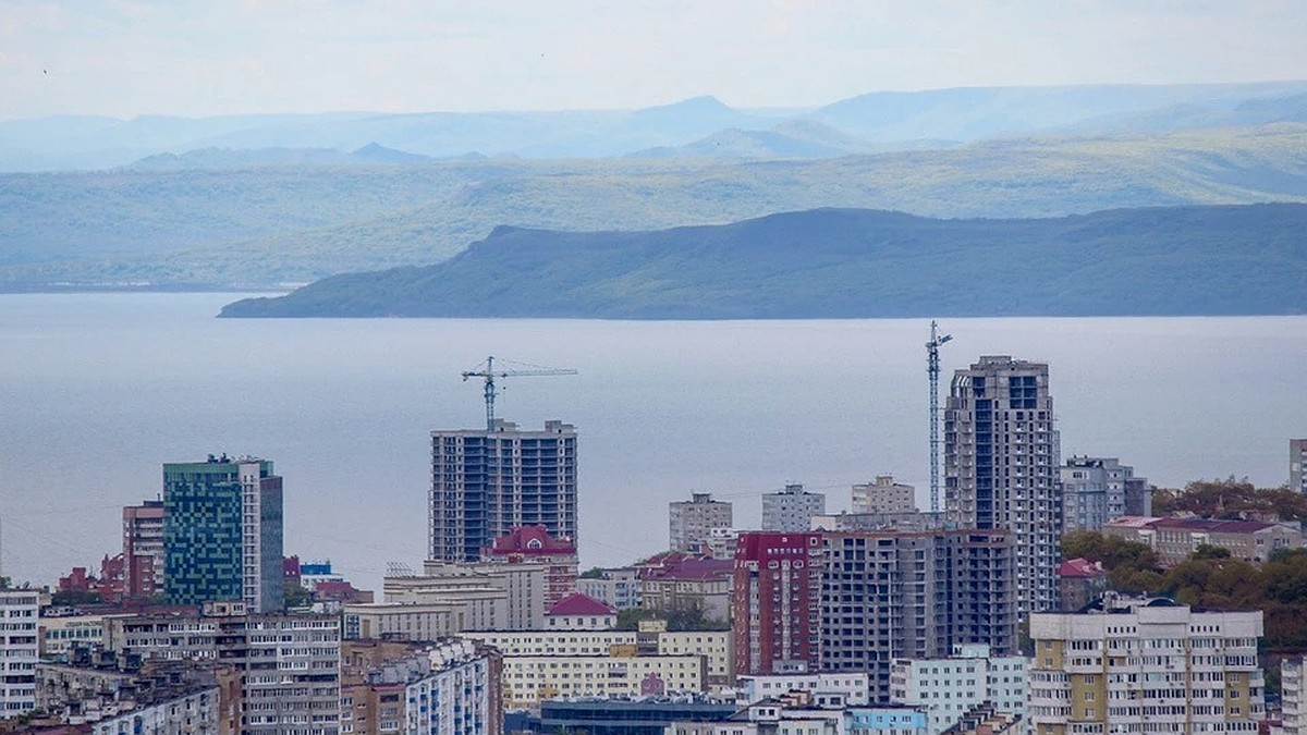 Новая лестница взамен разрушающейся появится возле фуникулера во  Владивостоке - KP.RU